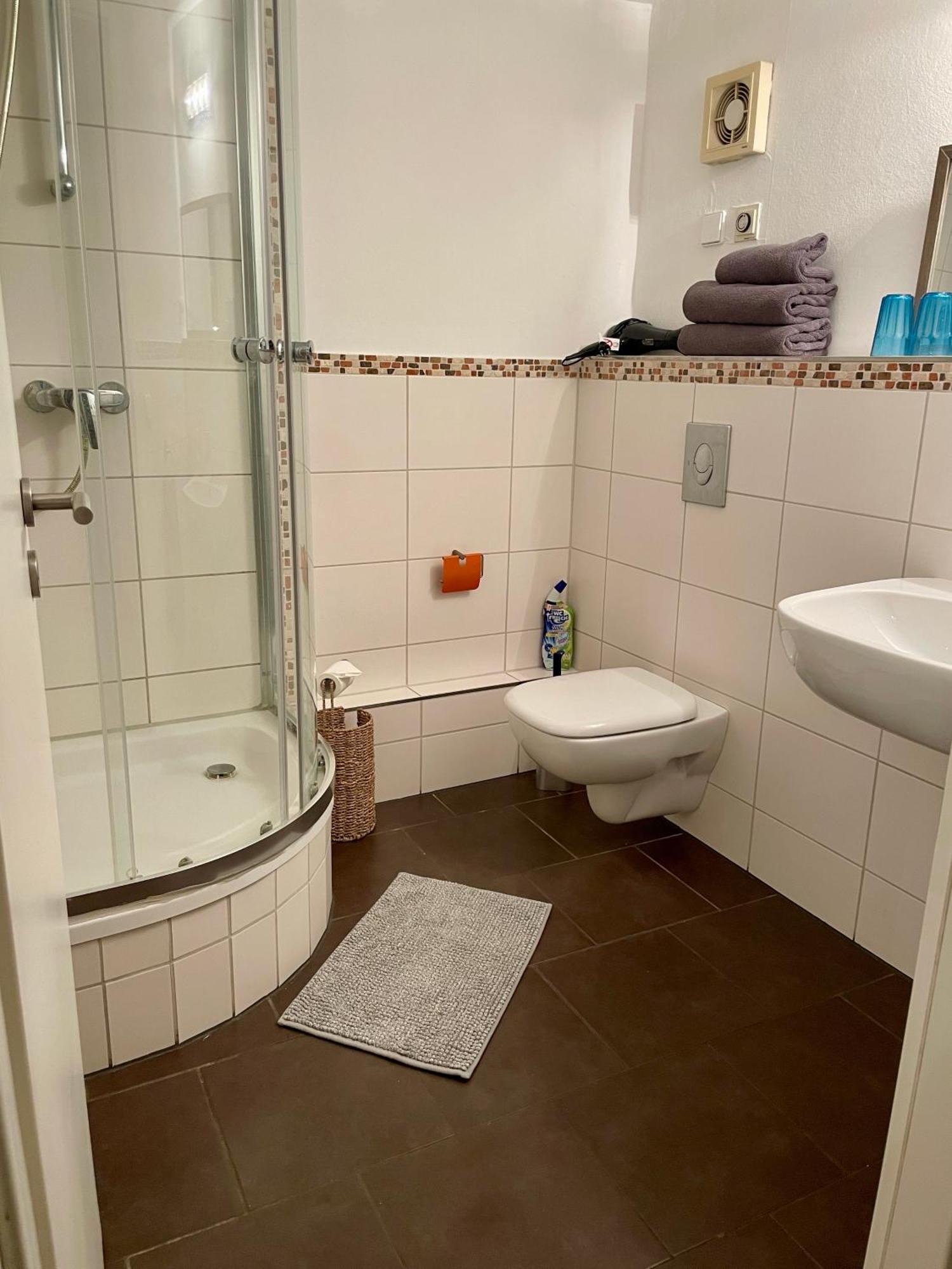 Gaestehaus Vigliarolo Gewerblich Jedes Zimmer Eigenes Bad Gemeinschaftskueche Elmshorn Ngoại thất bức ảnh